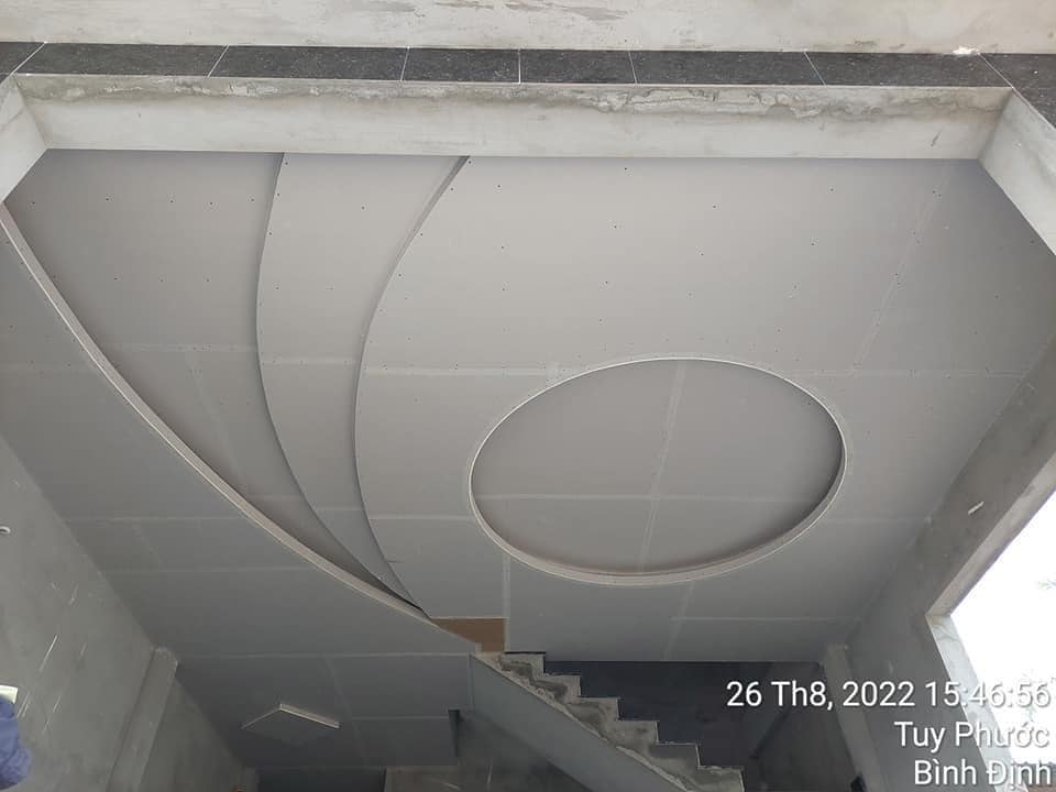 Thi công trần thạch cao giật cấp nghệ thuật 
