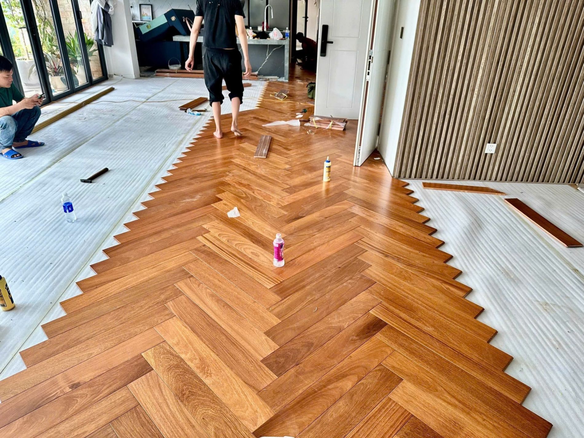 Thi công lát sàn nhựa giả gỗ 