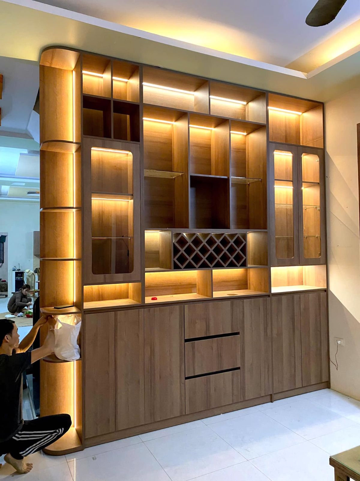 Thi công tủ kệ trang trí trưng bày tủ rượu