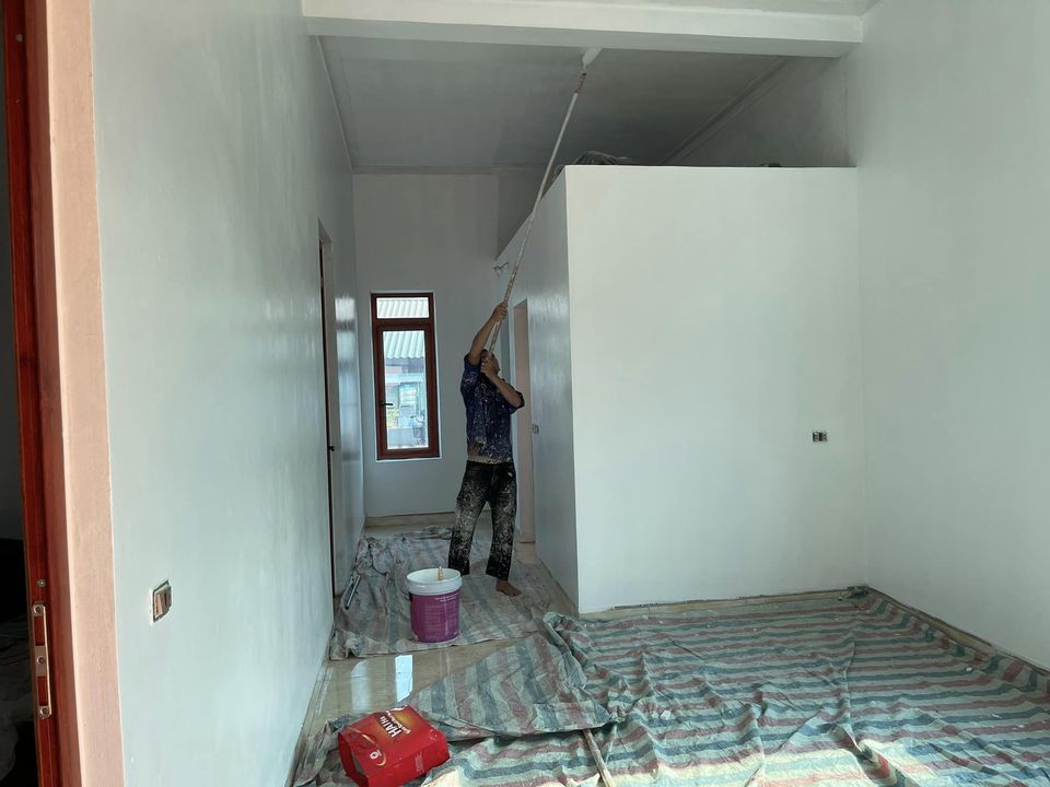Đội thợ thi công sơn nhà