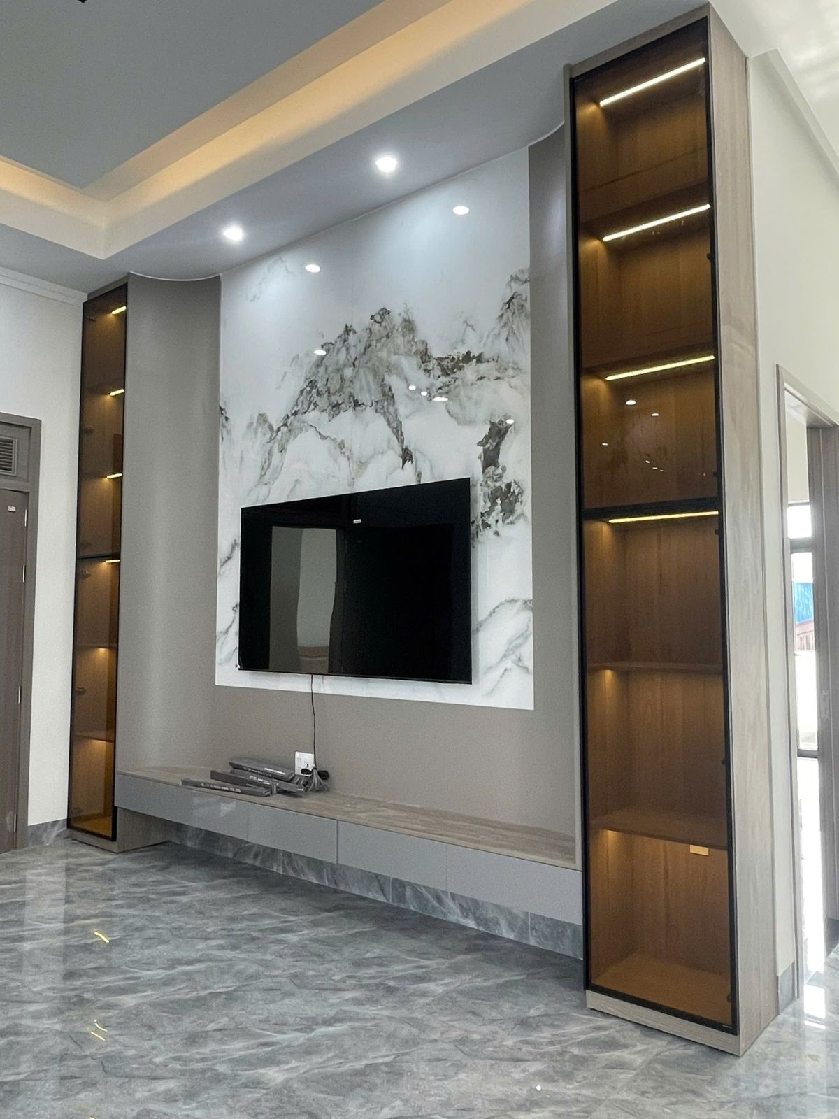 Hoàn thiện kệ vách tivi 