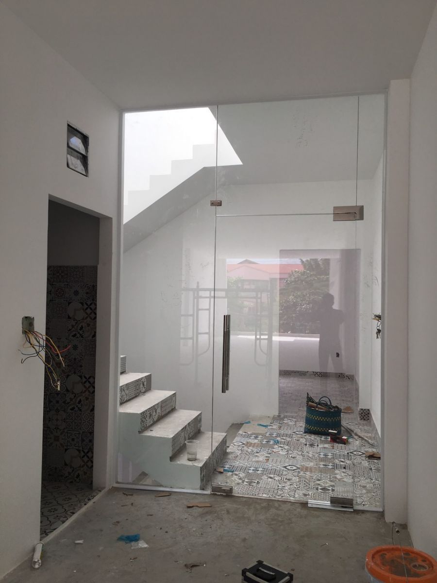 Lắp cửa kính cường lực
