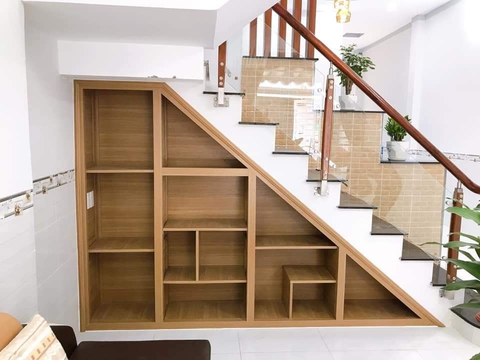 Thi công kệ hiện đại dưới cầu thang 