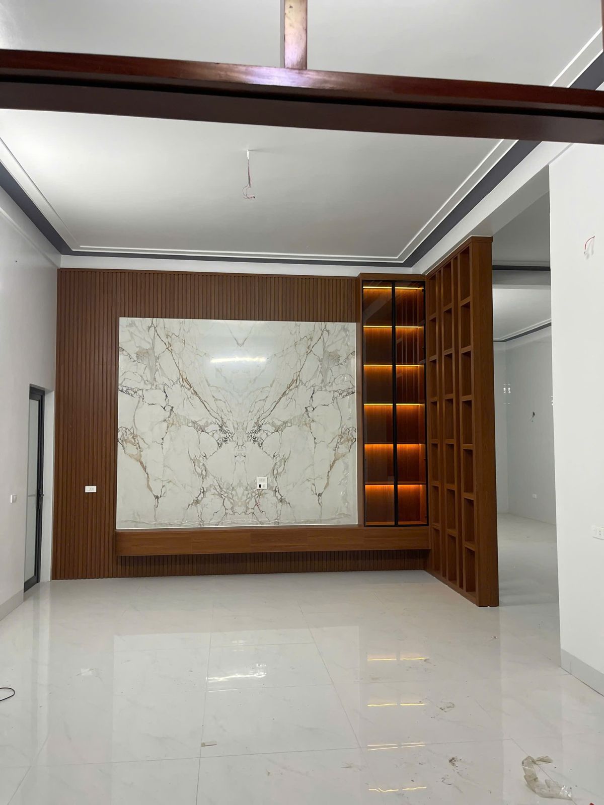 Thi công hoàn thiện vách tivi và kệ tủ trang trí 