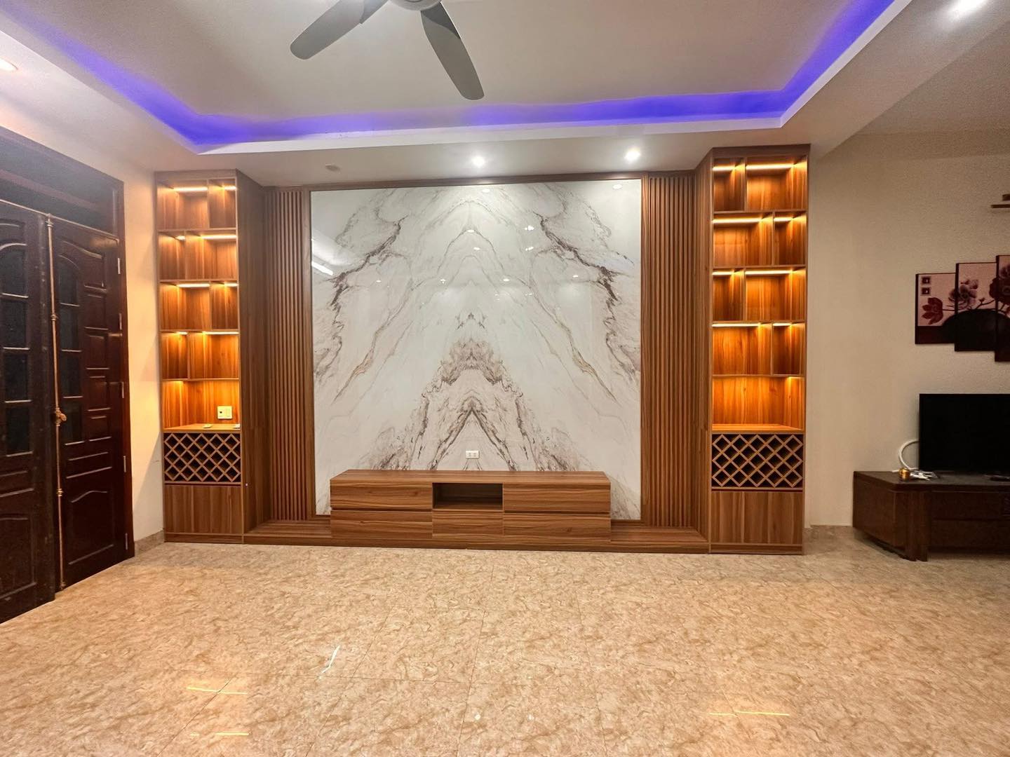 Thi công hoàn thiện vách kệ tivi 