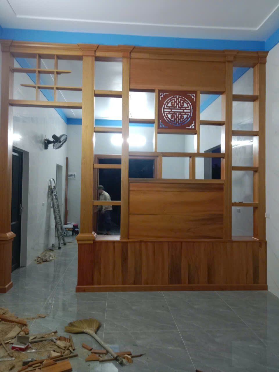 Thi công vách ngăn gỗ kệ tivi 