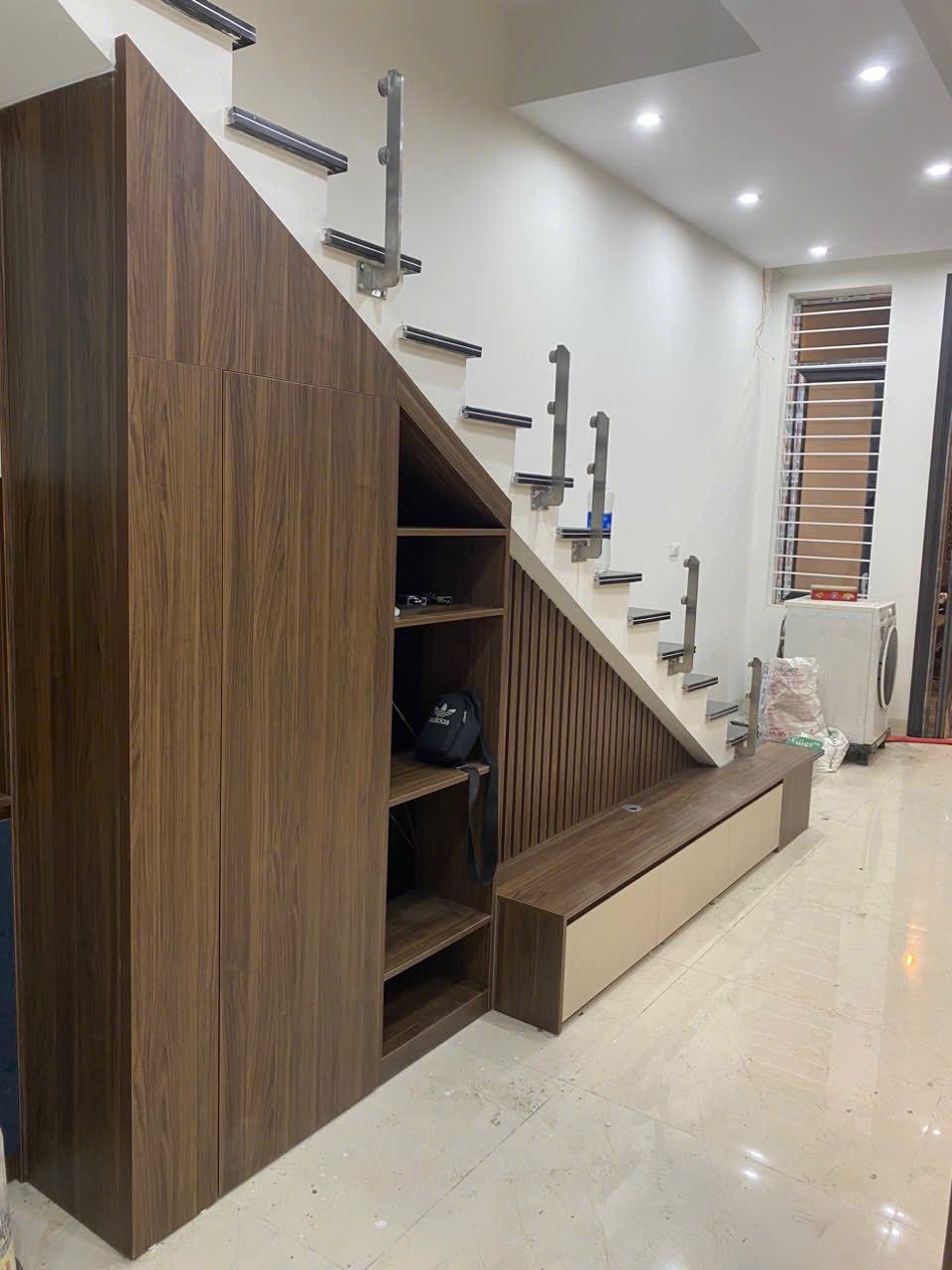 Lắp đặt kệ tủ dưới cầu thang 