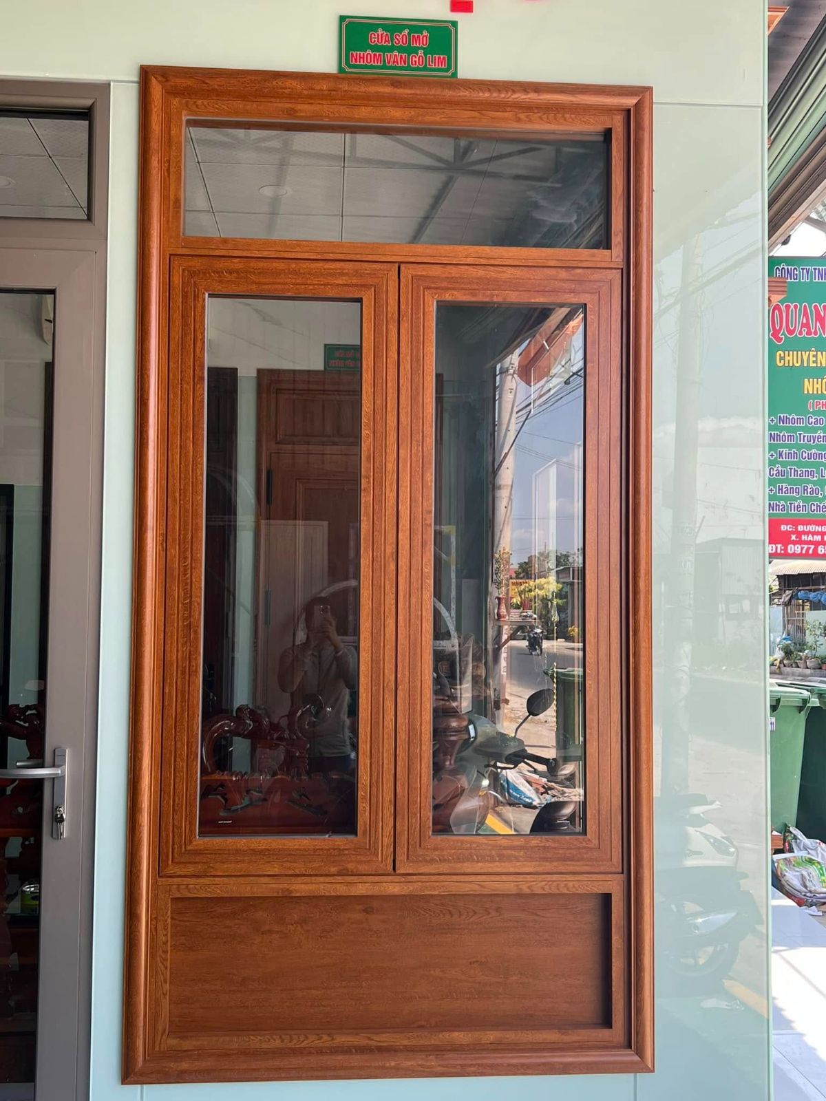 Cửa sổ mở nhôm vân gỗ lim 