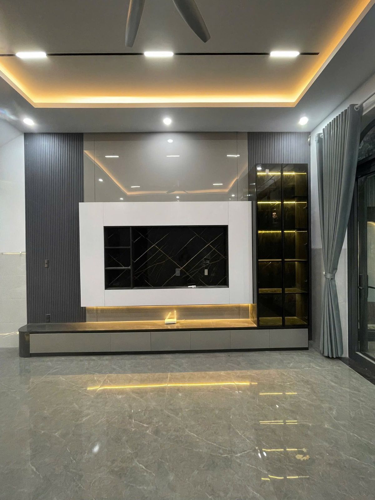 Thi công lắp kệ vách tivi 