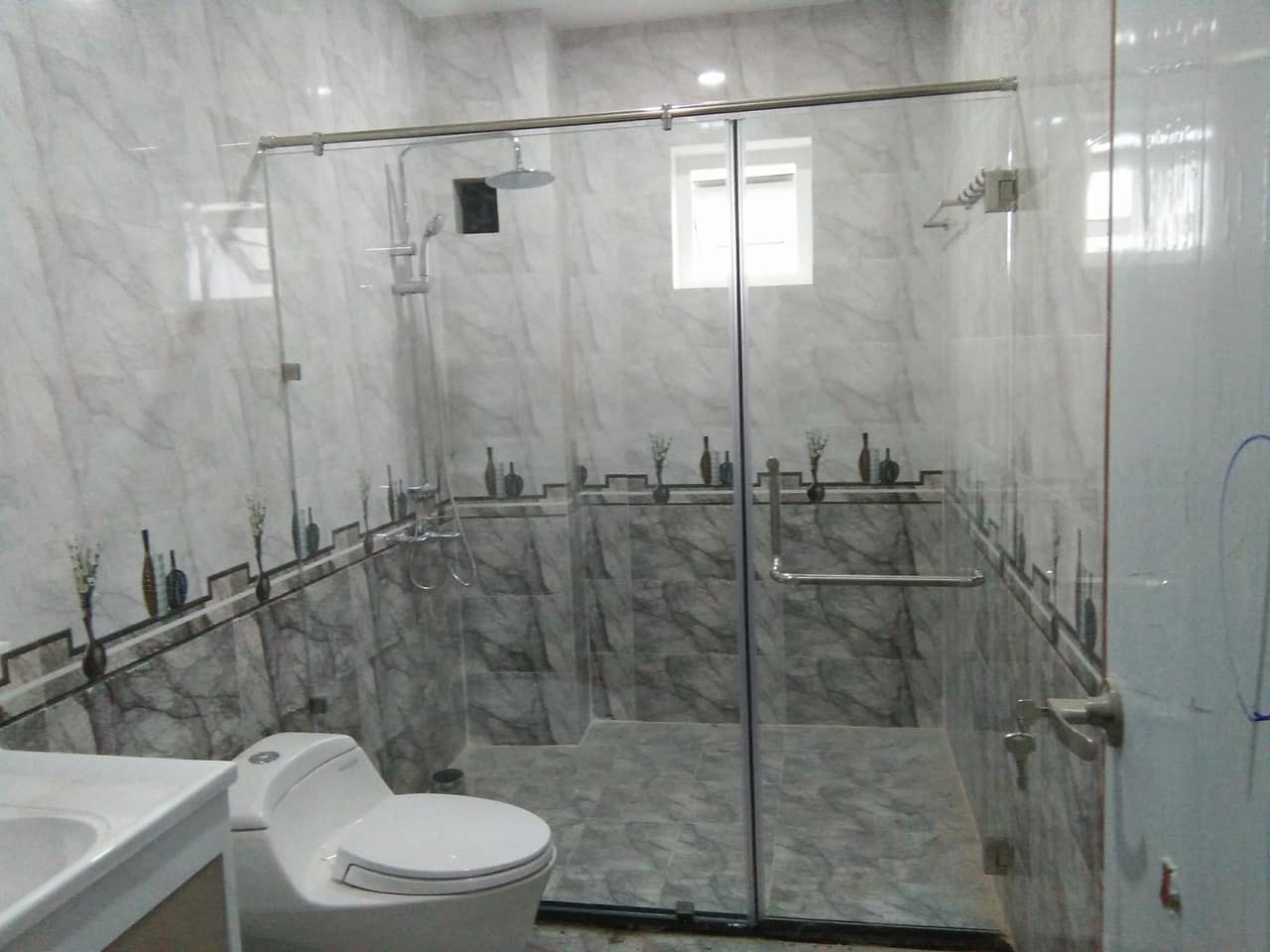 Vách kính phòng tắm