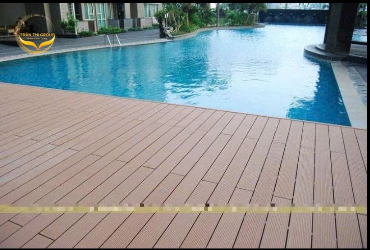 Sànnhựa gỗ ngoài trời cạnh hồ bơi