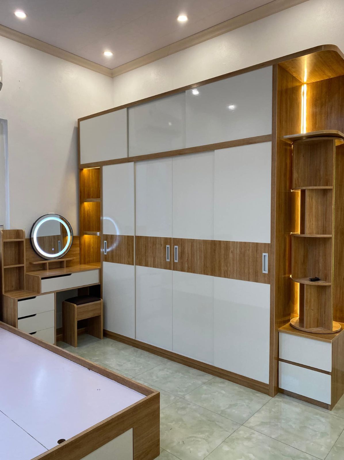Tủ quần áo kết hợp với bàn trang điểm