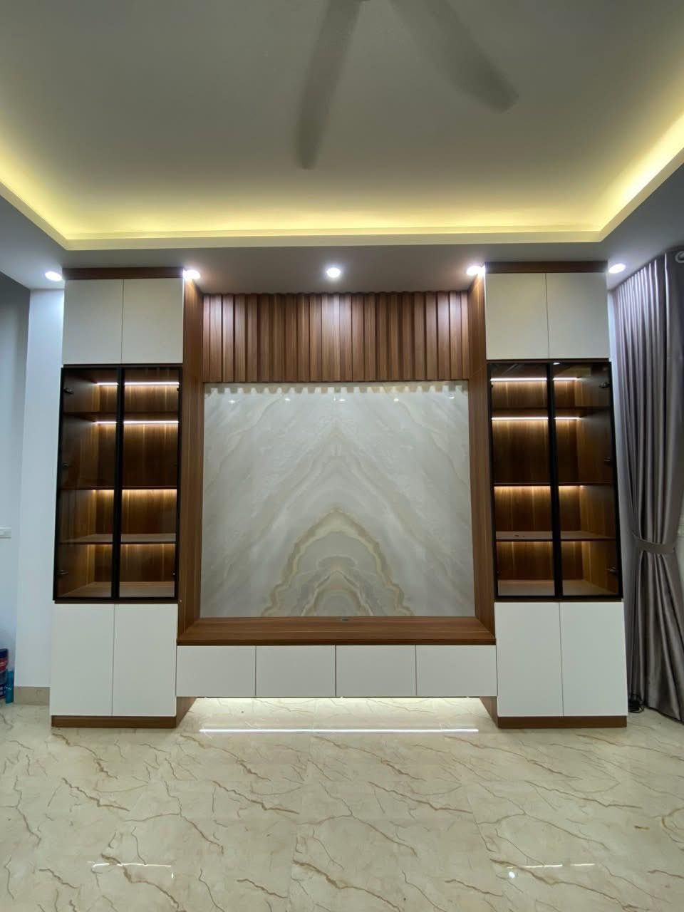Hoàn thiện kệ vách tivi