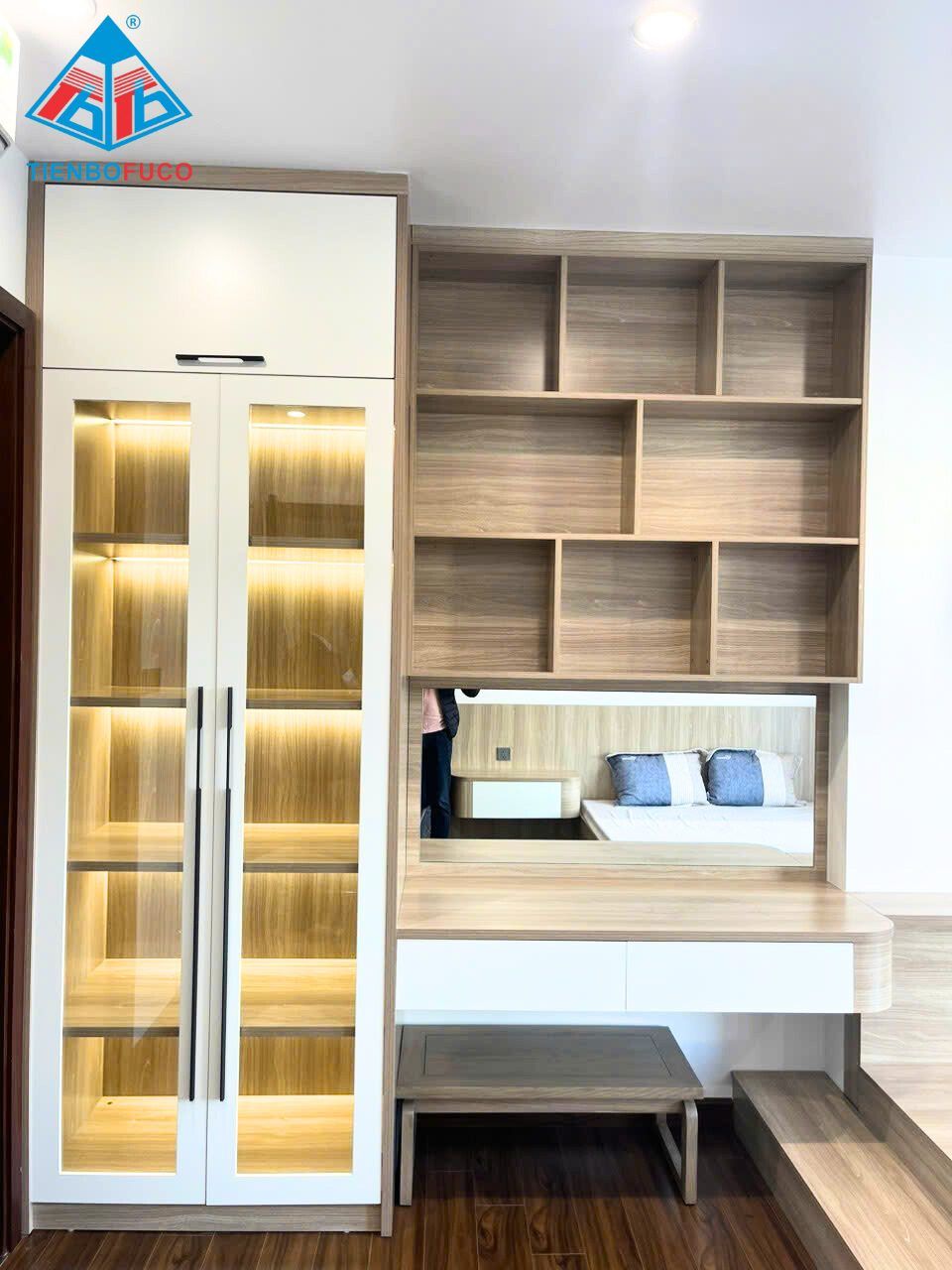Tủ cánh kính kết hợp với bàn học