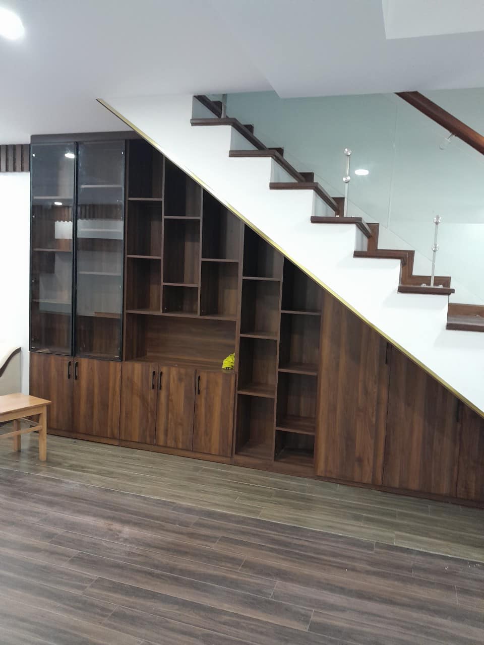 Hoàn thiện kệ dưới gầm cầu thang