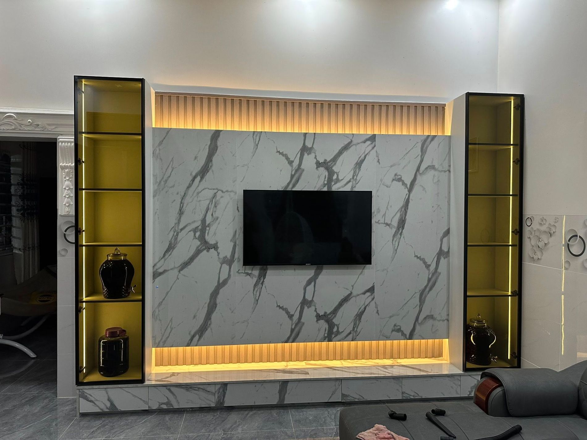 Vách tivi ốp PVC vân đá