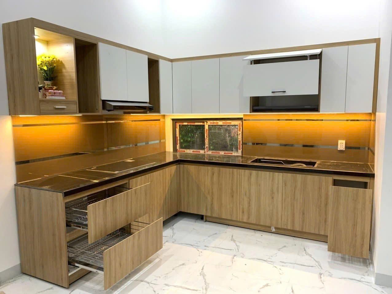 Tủ bếp chữ L tone gỗ kết hợp trắng