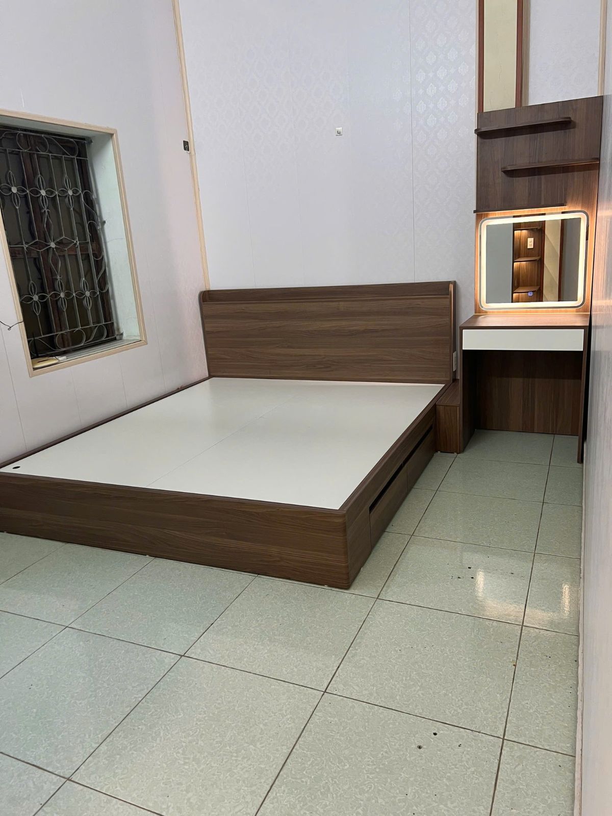 Lắp đặt giường ngủ và bàn trang điểm