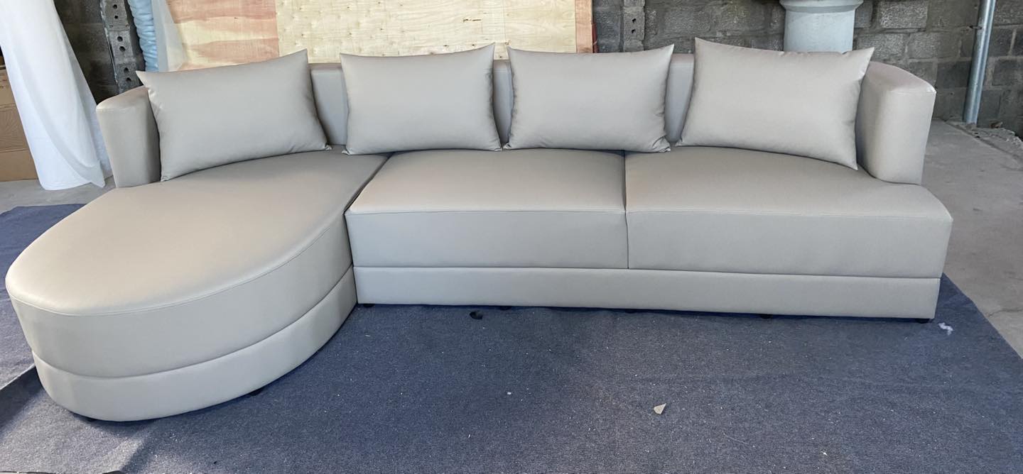 Sofa chữ L bọc da màu kem sáng