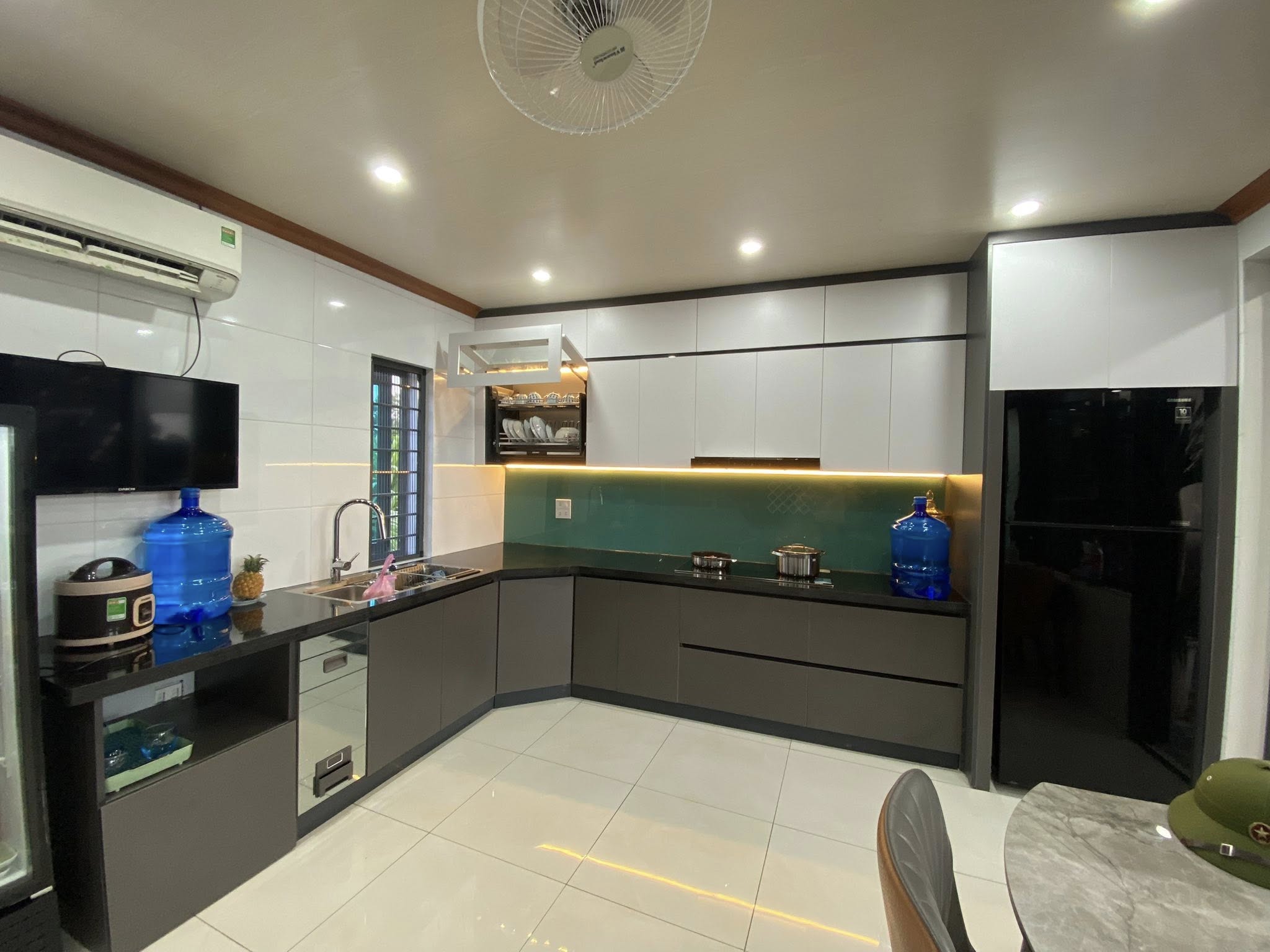 Tủ bếp chữ L hiện đại