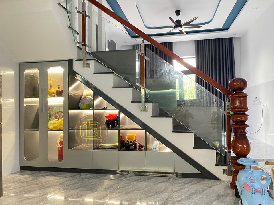Kệ trưng bày dưới cầu thang