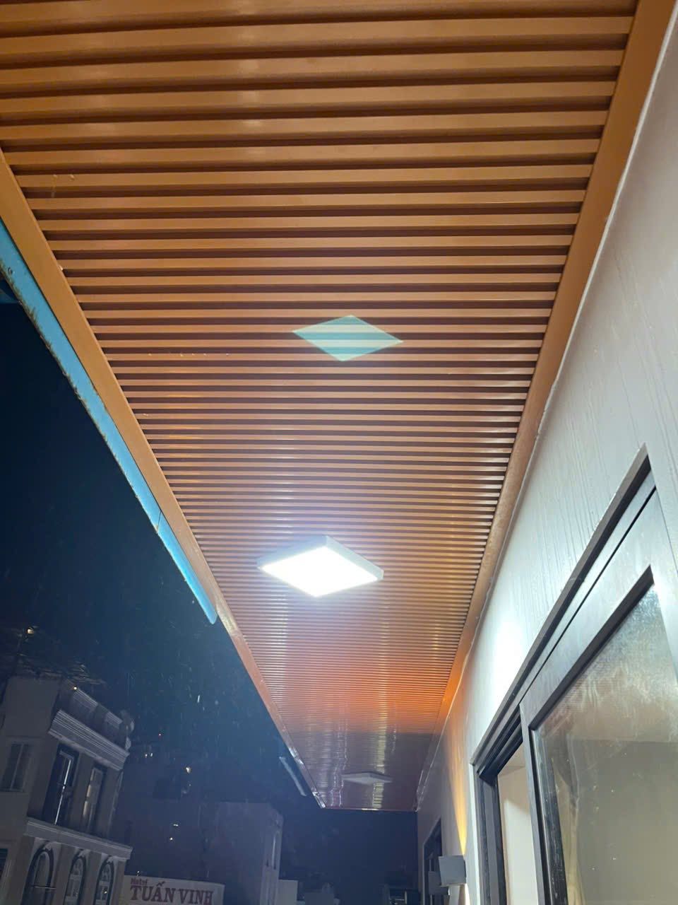 Trần nhôm giả gỗ hiện đại
