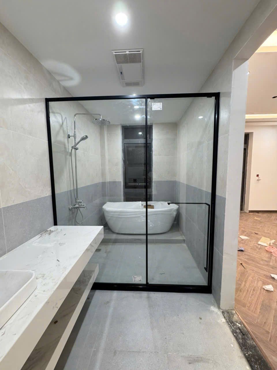 Vách ngăn kính phòng tắm 