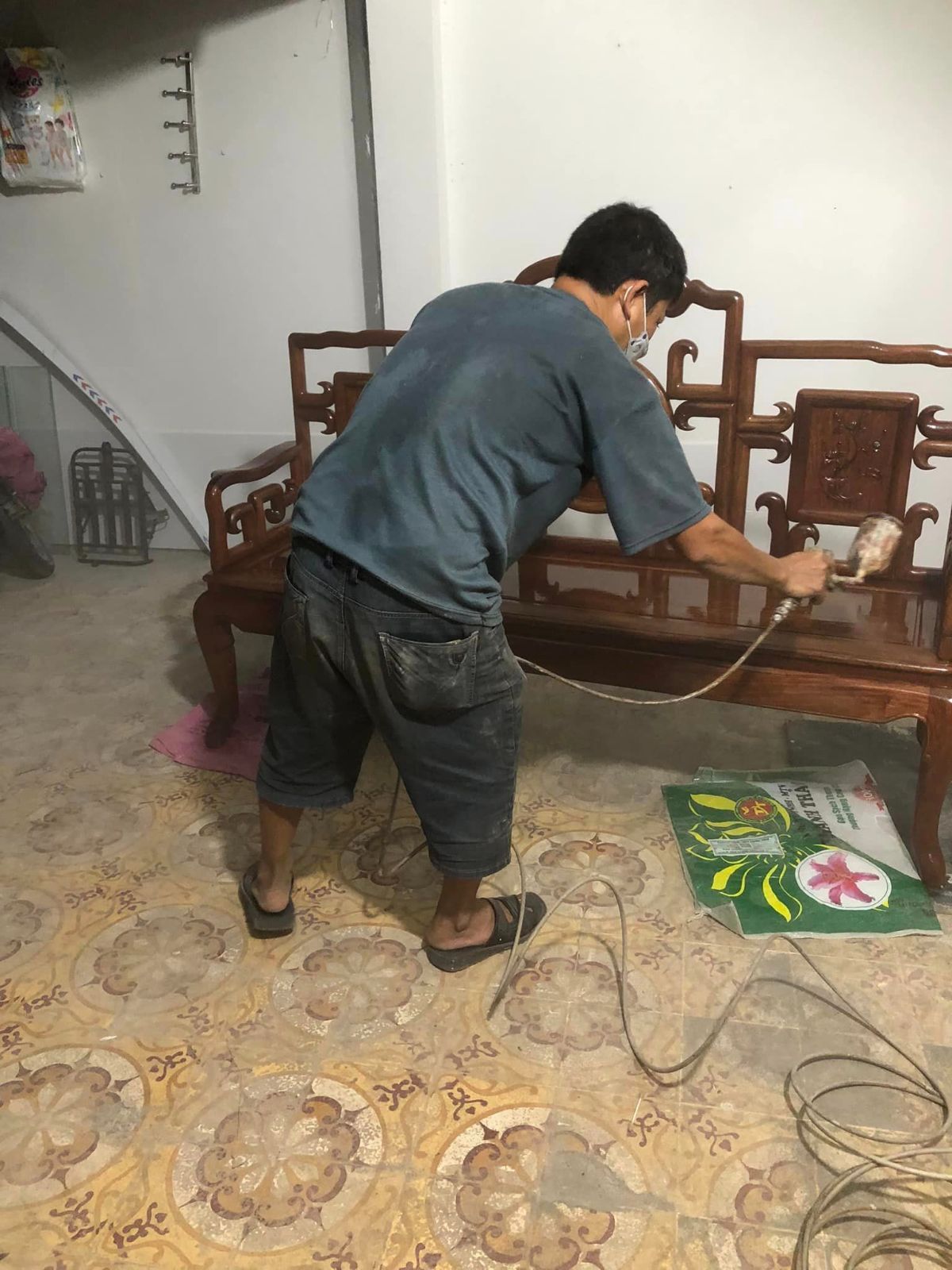 Sơn Pu cho ghế gỗ