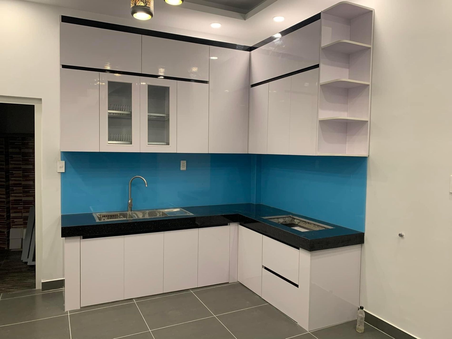 Tủ bếp chữ L phong cách hiện đại