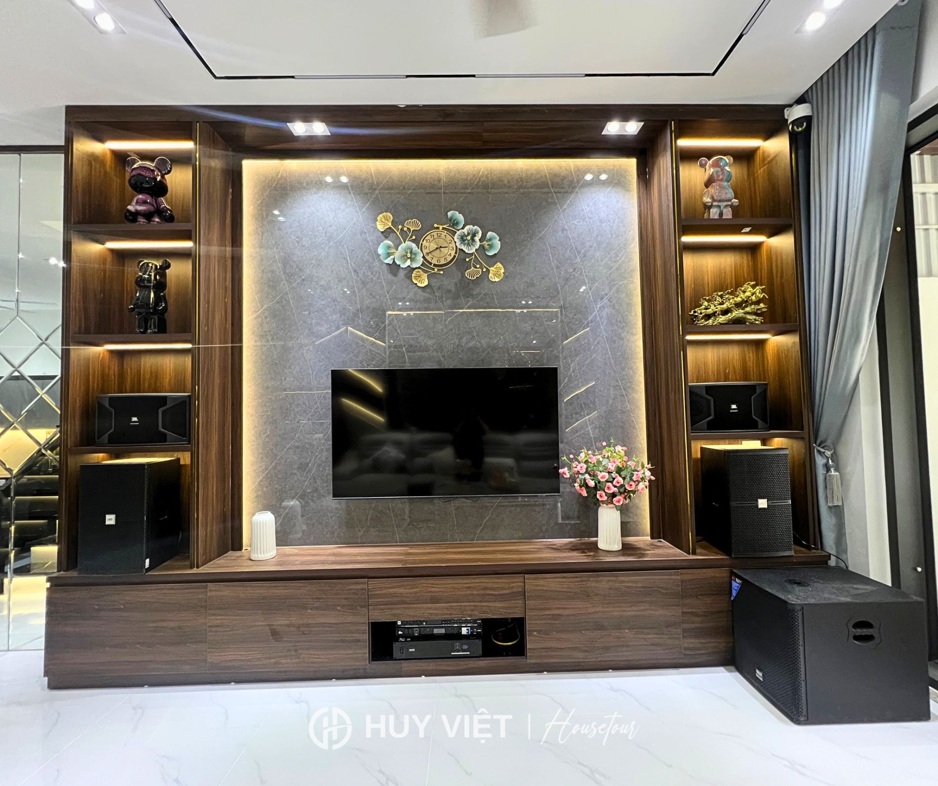 Vách kệ tivi