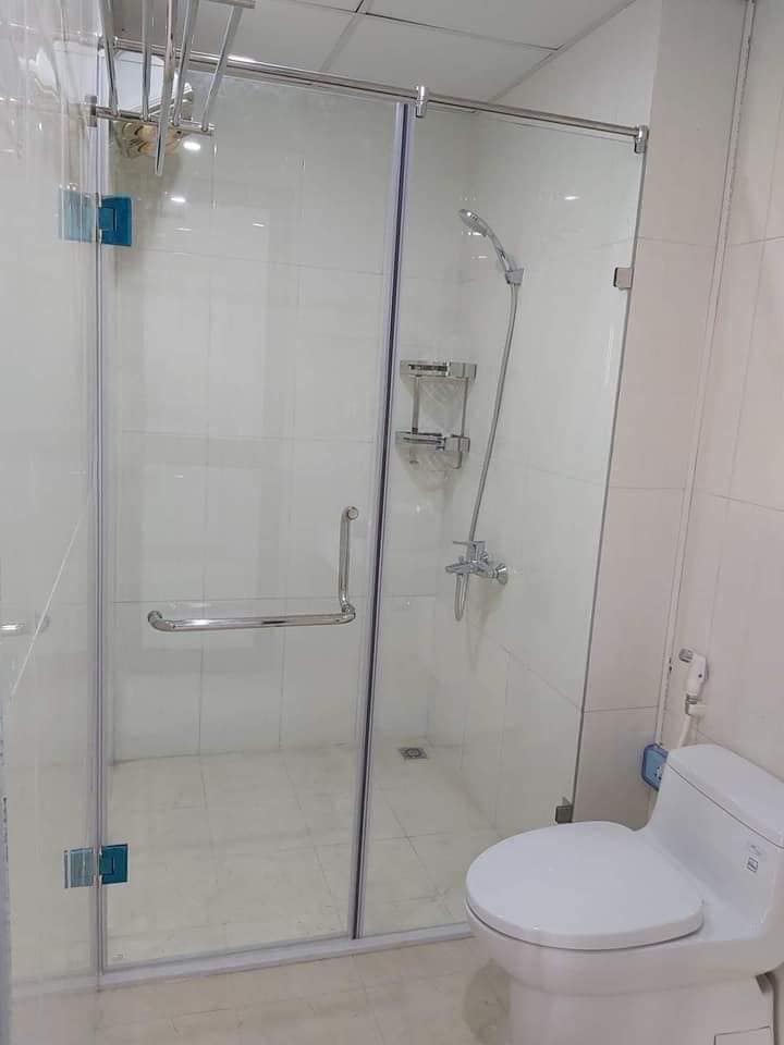 Vách kính phòng tắm 