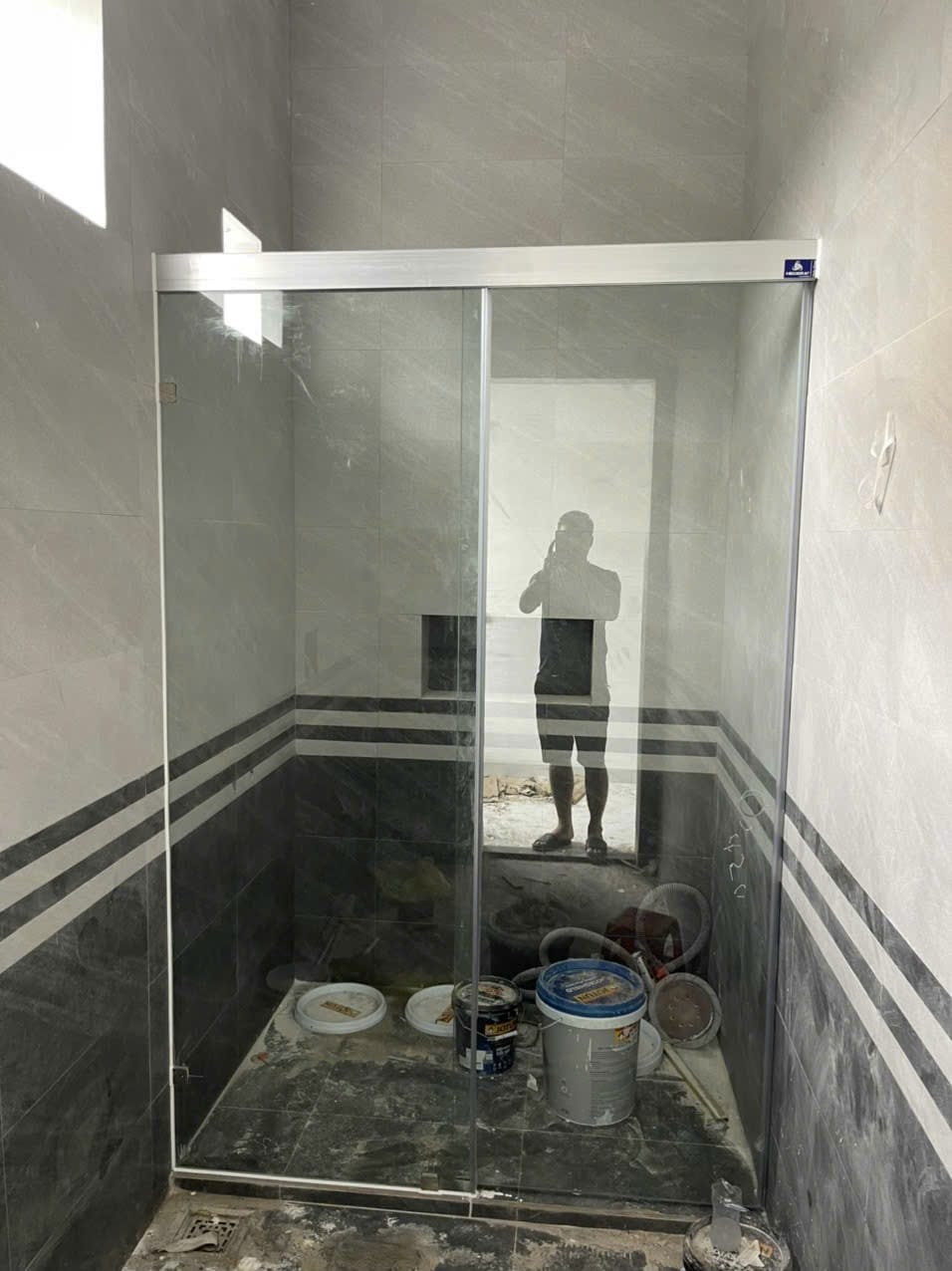 Vách kính phòng tắm 