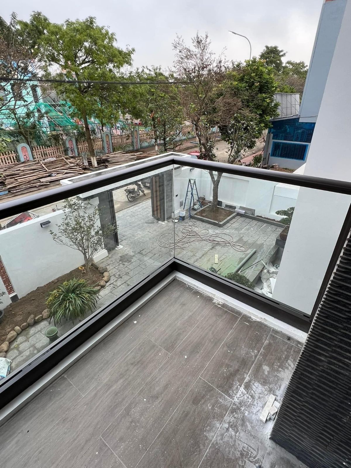Thi công lắp đặt lan can kính