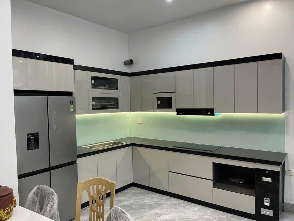 Thi công hoàn thiện tủ bếp hiện đại chữ L