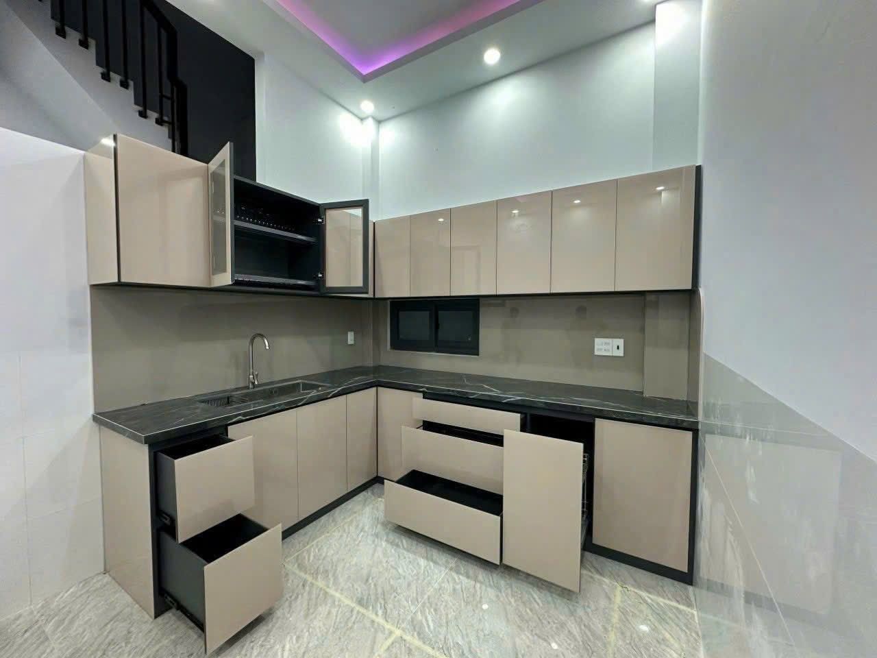 Thi công tủ bếp chữ L hiện đại 