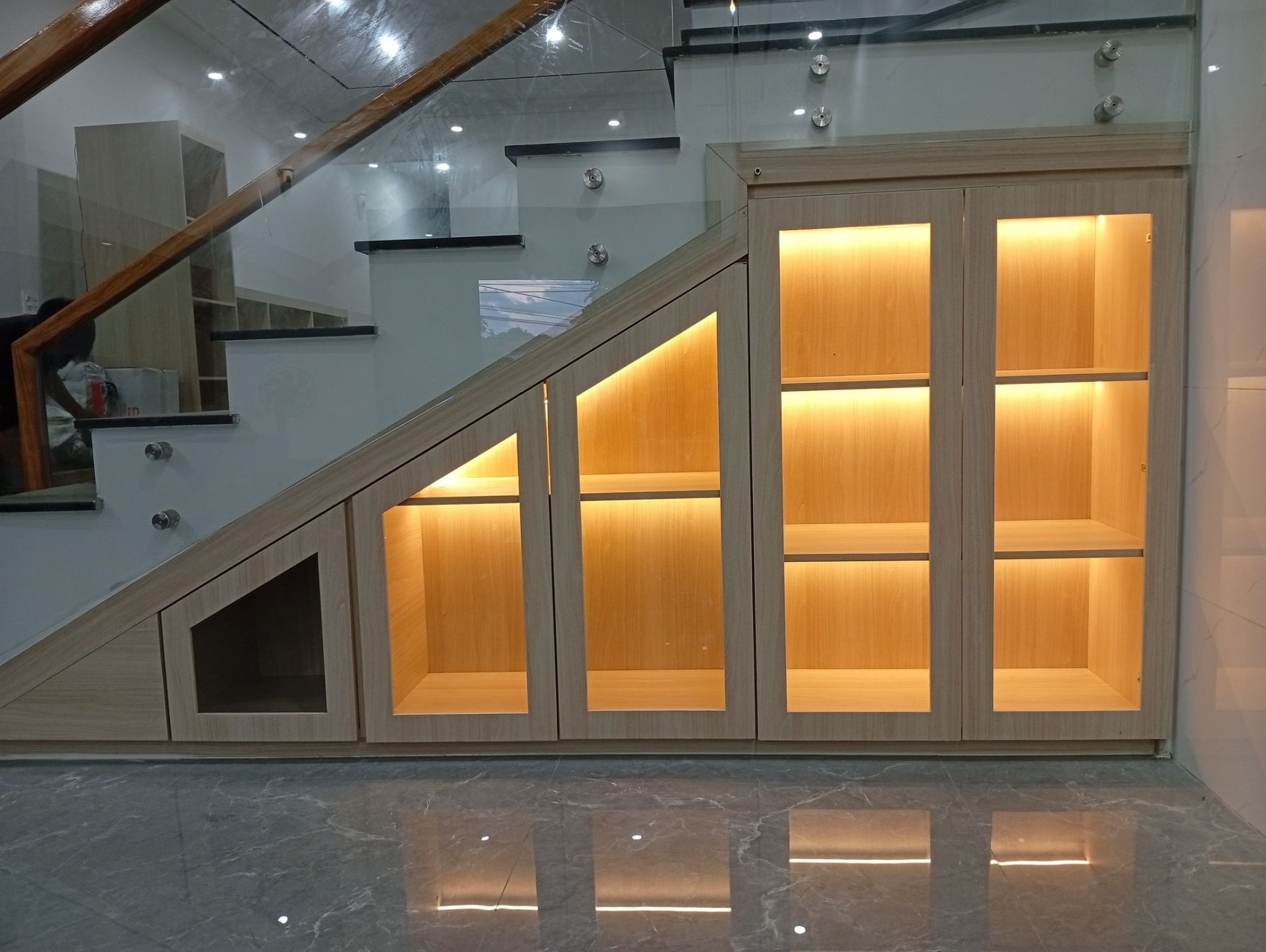Thi công kệ tủ dưới gầm cầu thang 