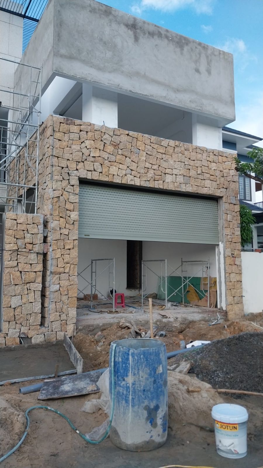 Hoàn thiện lắp cửa cuốn gia đình