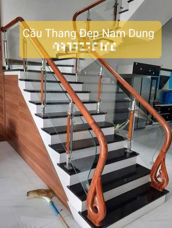 Cầu thang kính tay vịn gỗ 