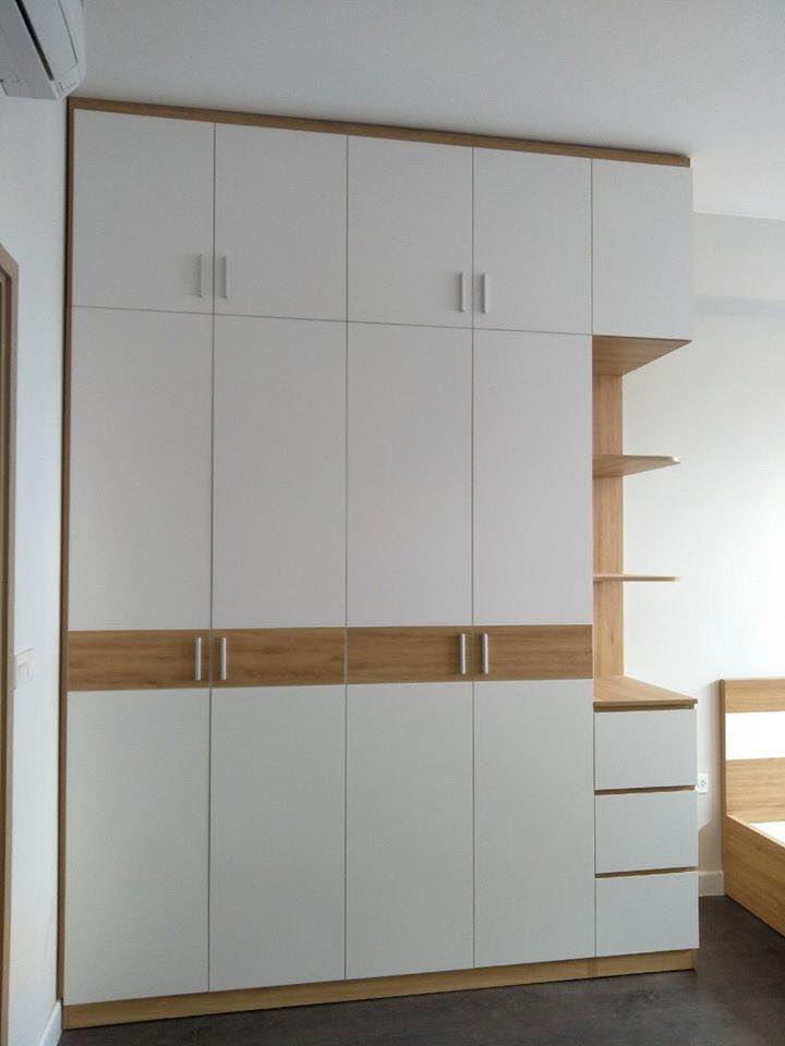 Tủ quần áo hiện đại với kệ mở bên ngoài 