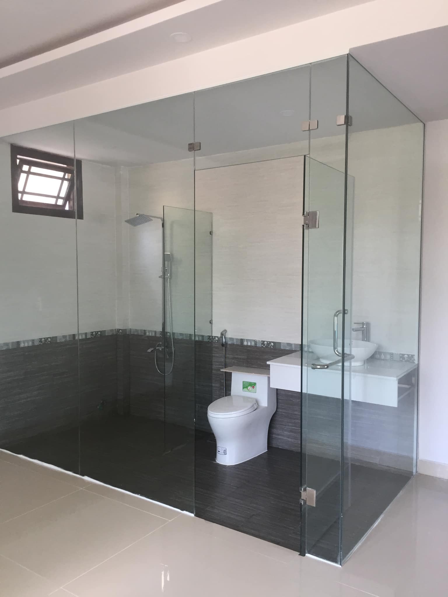 Thi công vách ngăn kính cường lực