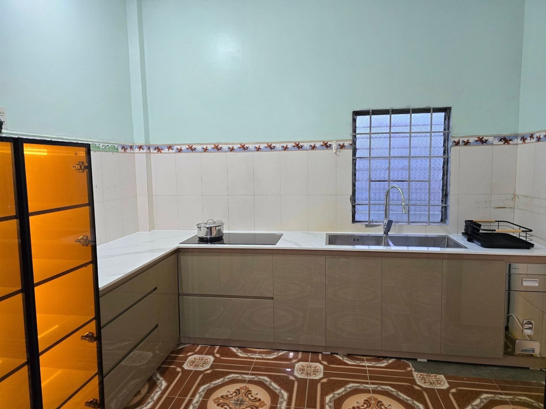 Thi công bếp nhựa đặc cánh Acrylic bóng gương