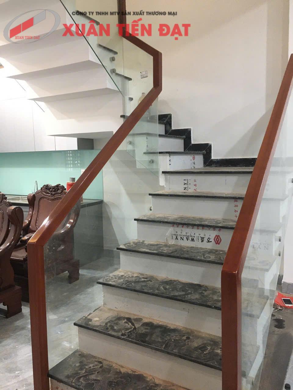 Thi công cầu thang kính 
