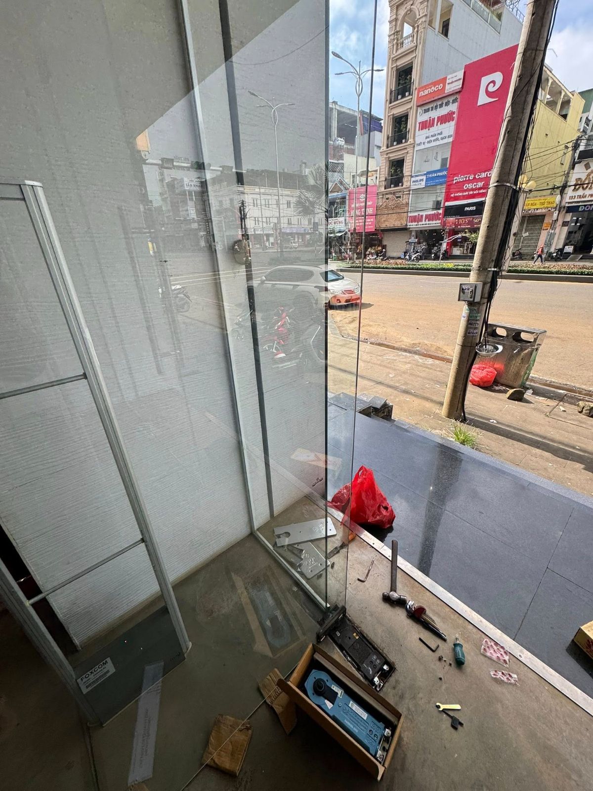 Sửa cửa kính cường lực 