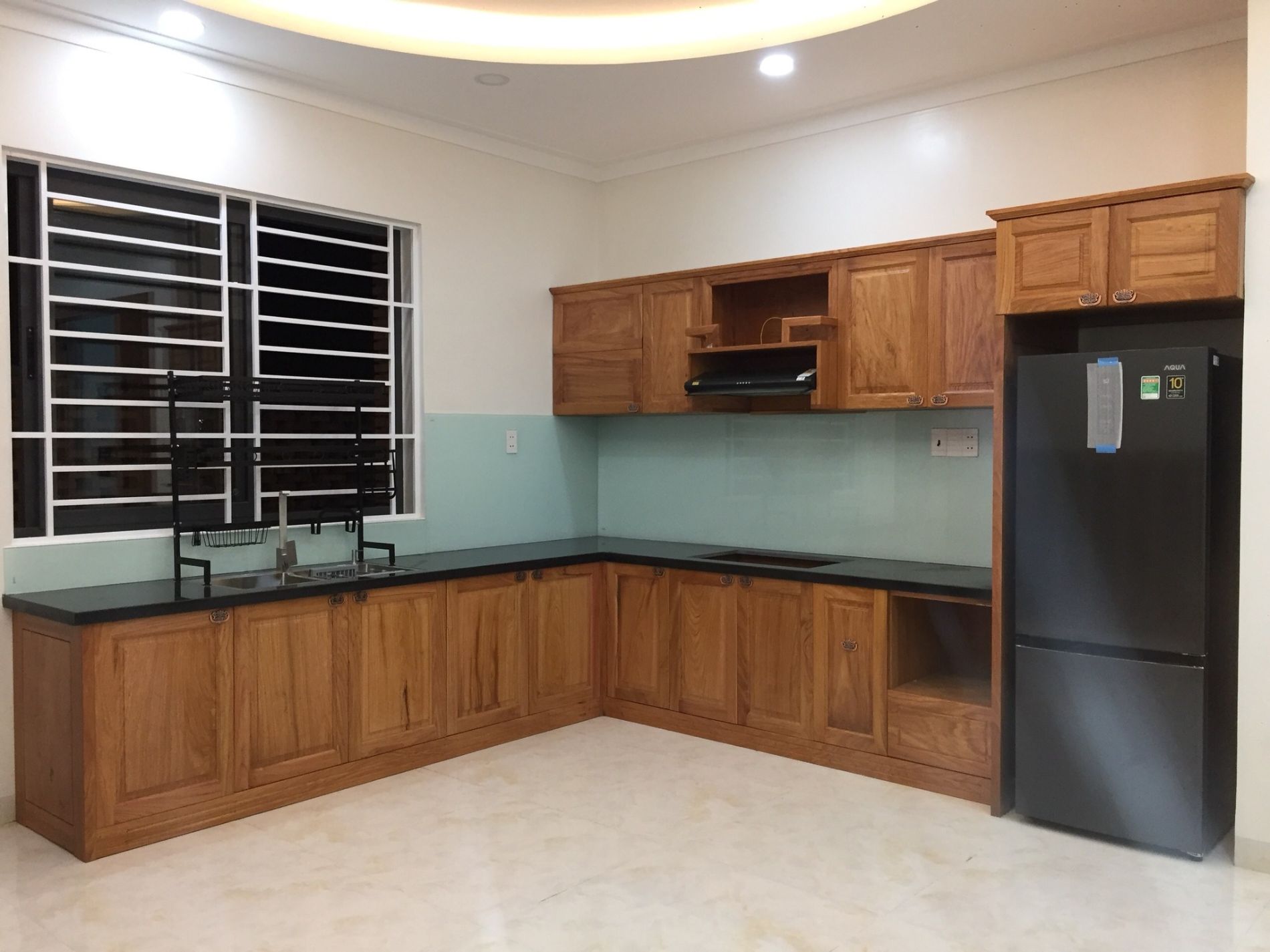 Tủ bếp dạng chữ L hiện đại