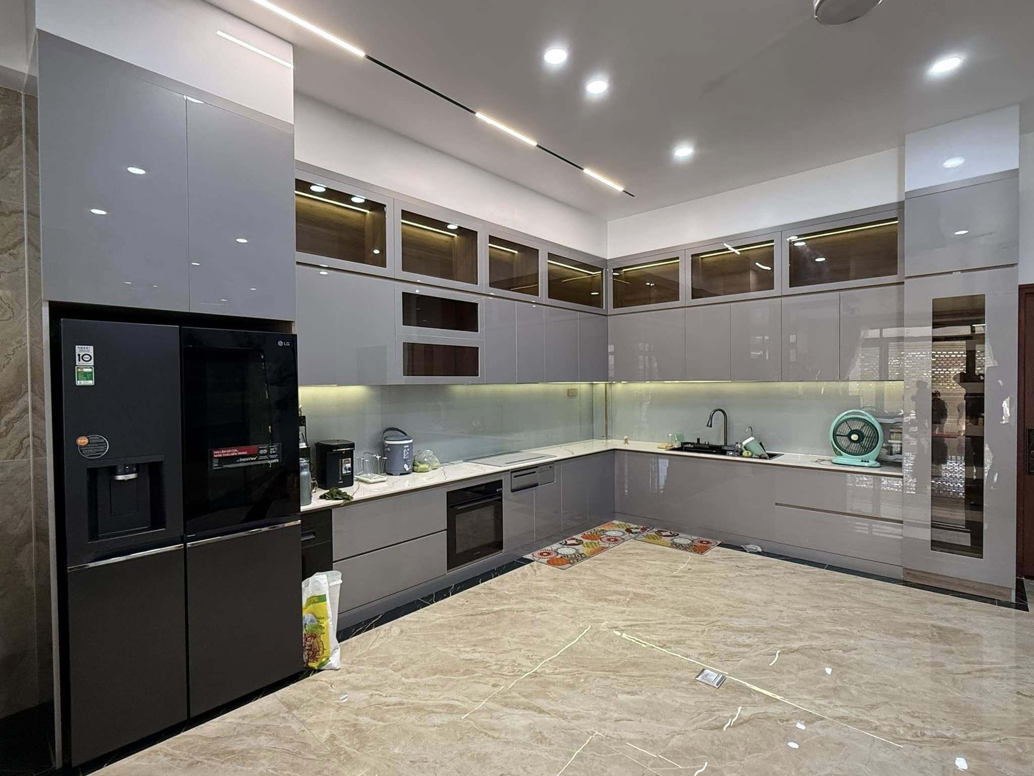 Thi công tủ bếp chữ L hiện đại