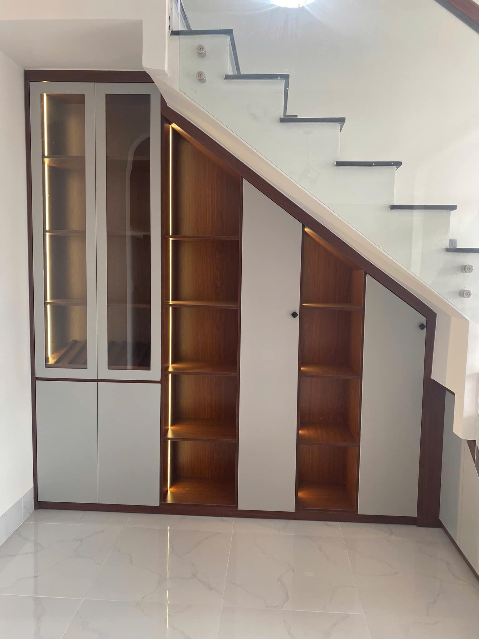 Kệ dưới gầm cầu thang
