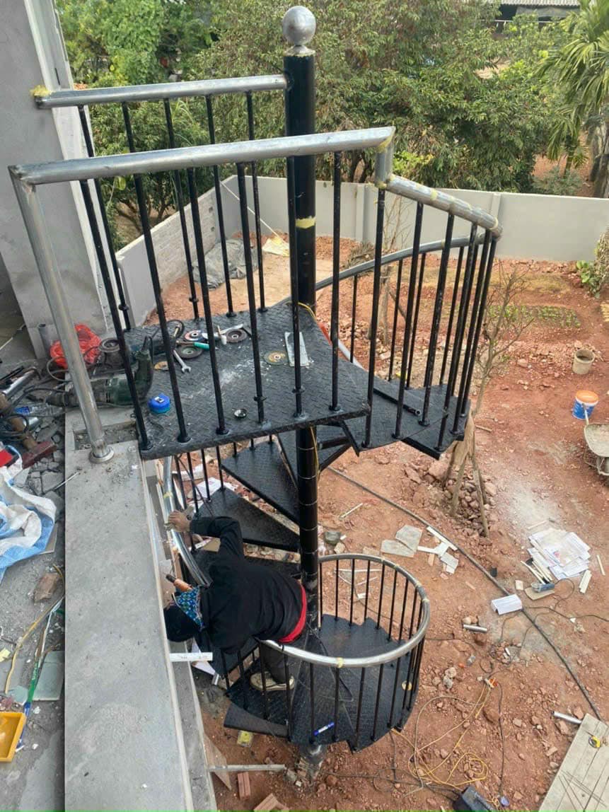 Cầu thang sắt xoắn ngoài trời
