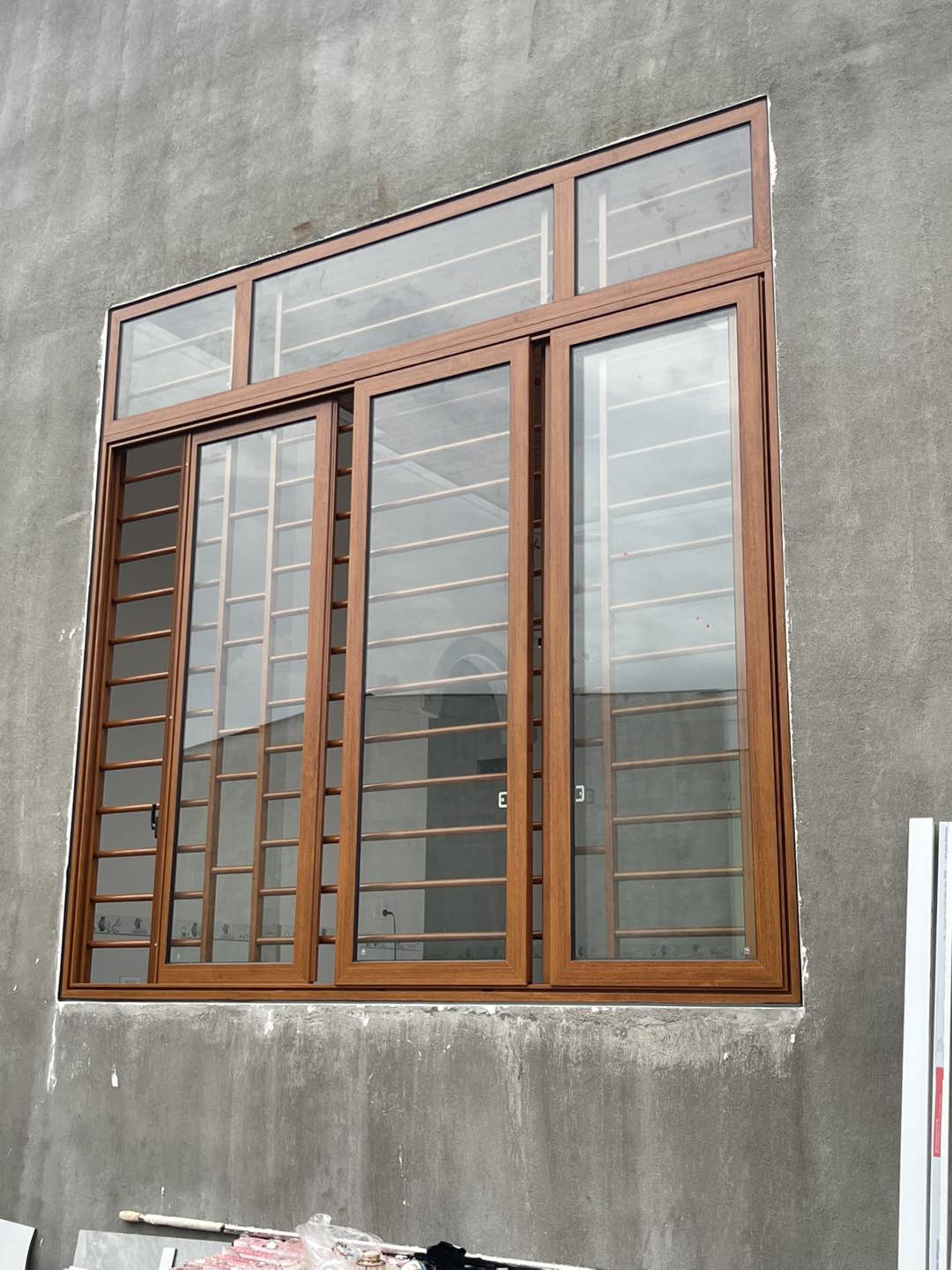 Cửa nhôm kính khung nâu 