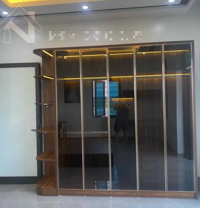 Thi công tủ quần áo cánh kính
