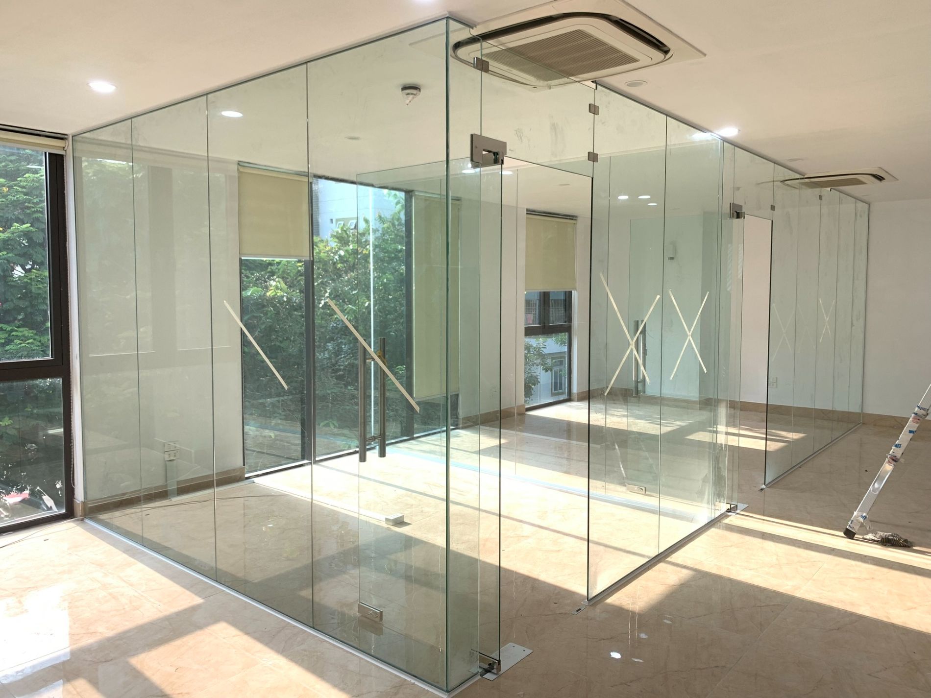 Lắp kính cường lực phòng làm việc